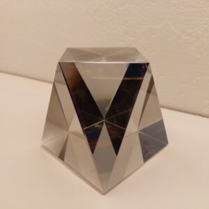 Peso de cristal transparente formato poligonal
