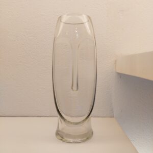 Vaso de vidro transparente en forma de rosto
