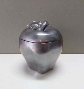 Pote de resina com formato de maçã e cor grafite metalizado