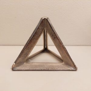 Escultura geométrica Triângulos de metal prateado