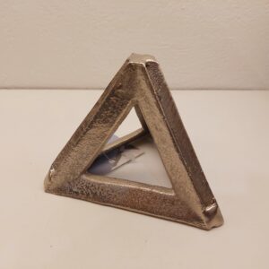 Escultura geométrica de Triângulos de metal prateado pequena