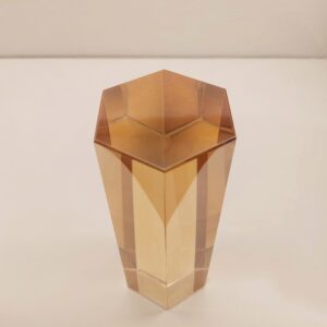 Peso de cristal cor âmbar e formato de coluna hexagonal