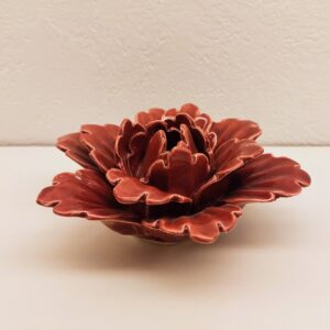 Flor decorativa de cerâmica cor rosa