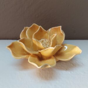 Flor decorativa de cerâmica cor amarela
