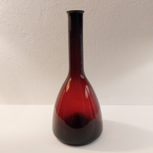 Vaso de vidro na cor vermelho tinto