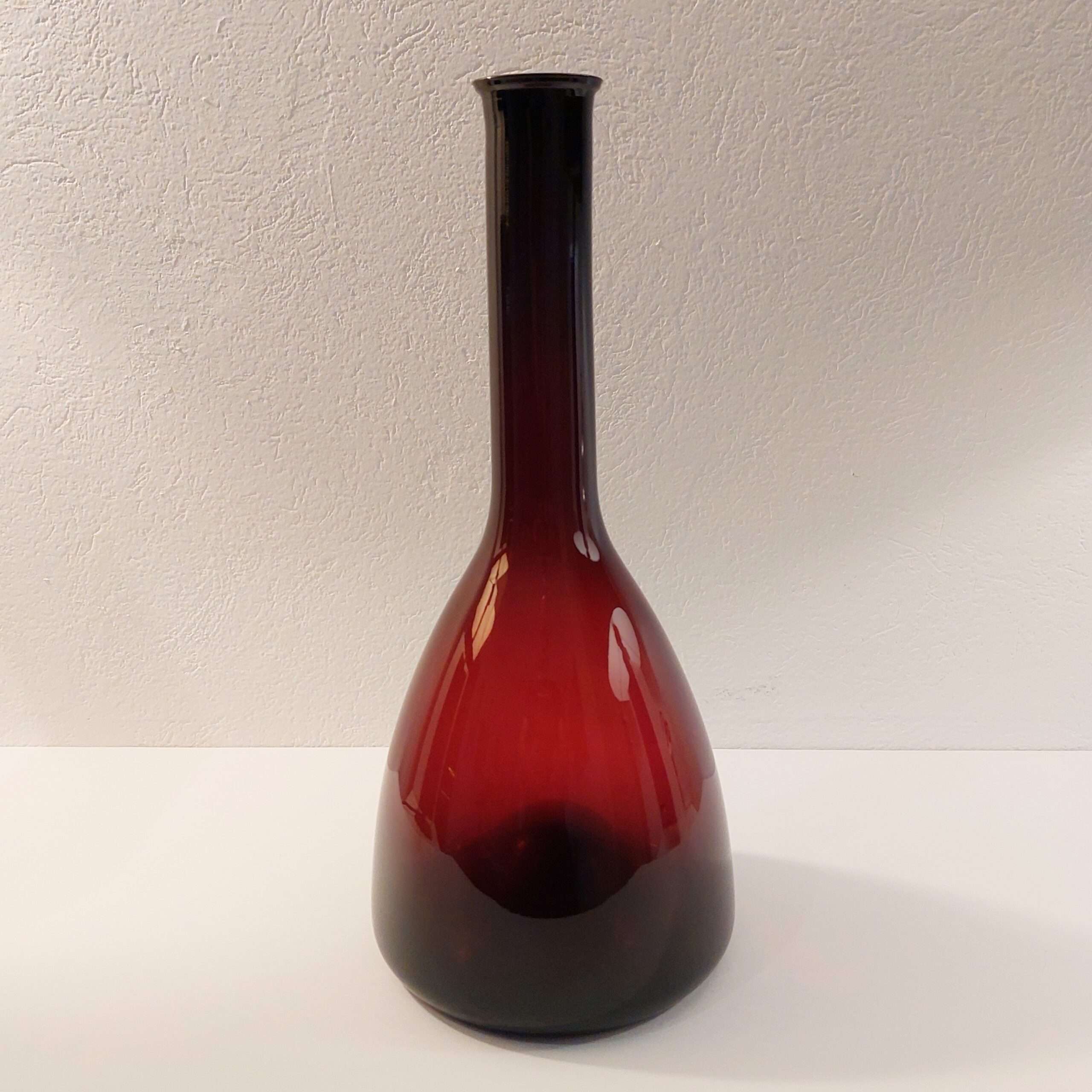 Vaso de vidro na cor vermelho tinto