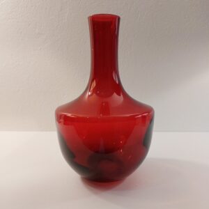 Vaso de vidro na cor vermelho sangue