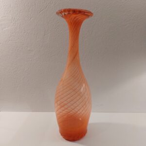 Vaso de vidro soprado com desenho espiral na cor coral