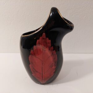 Pequeno vaso de cerâmica anos 50 preto com desenho de flor em vermelho e filetes dourados