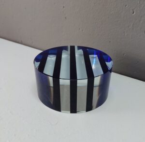Peso de cristal transparente e azul com forma cilíndrica