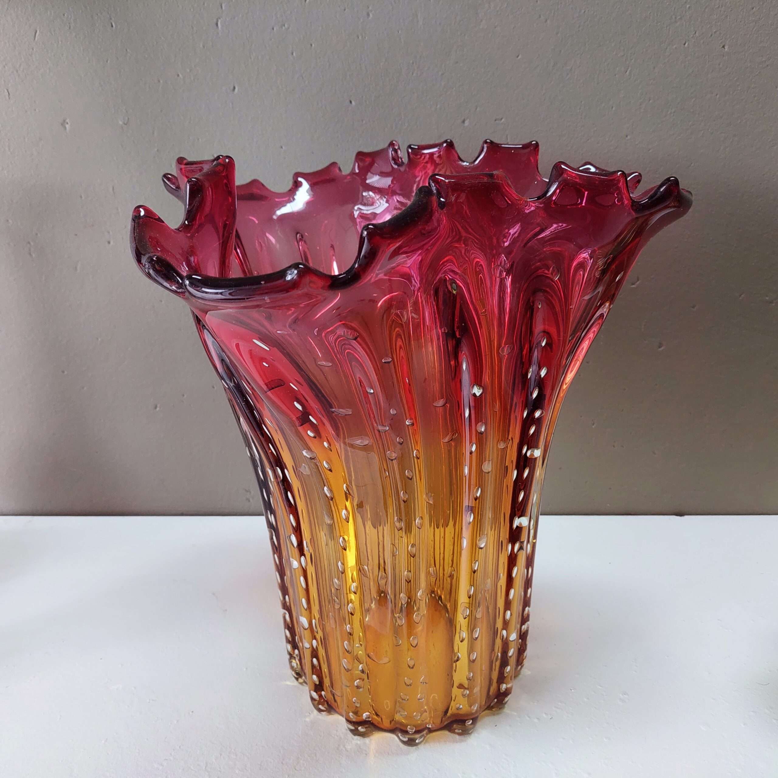 Antigo e grande vaso de murano nas cores âmbar e vermelho