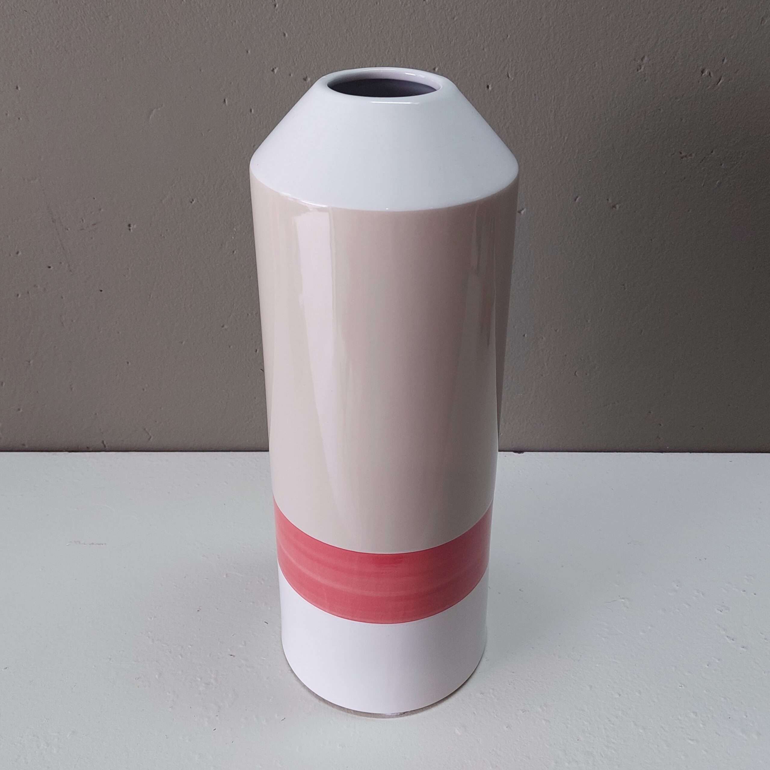 Vaso dw cerâmica com forma de lápis nas cores rosa, cinza e branco