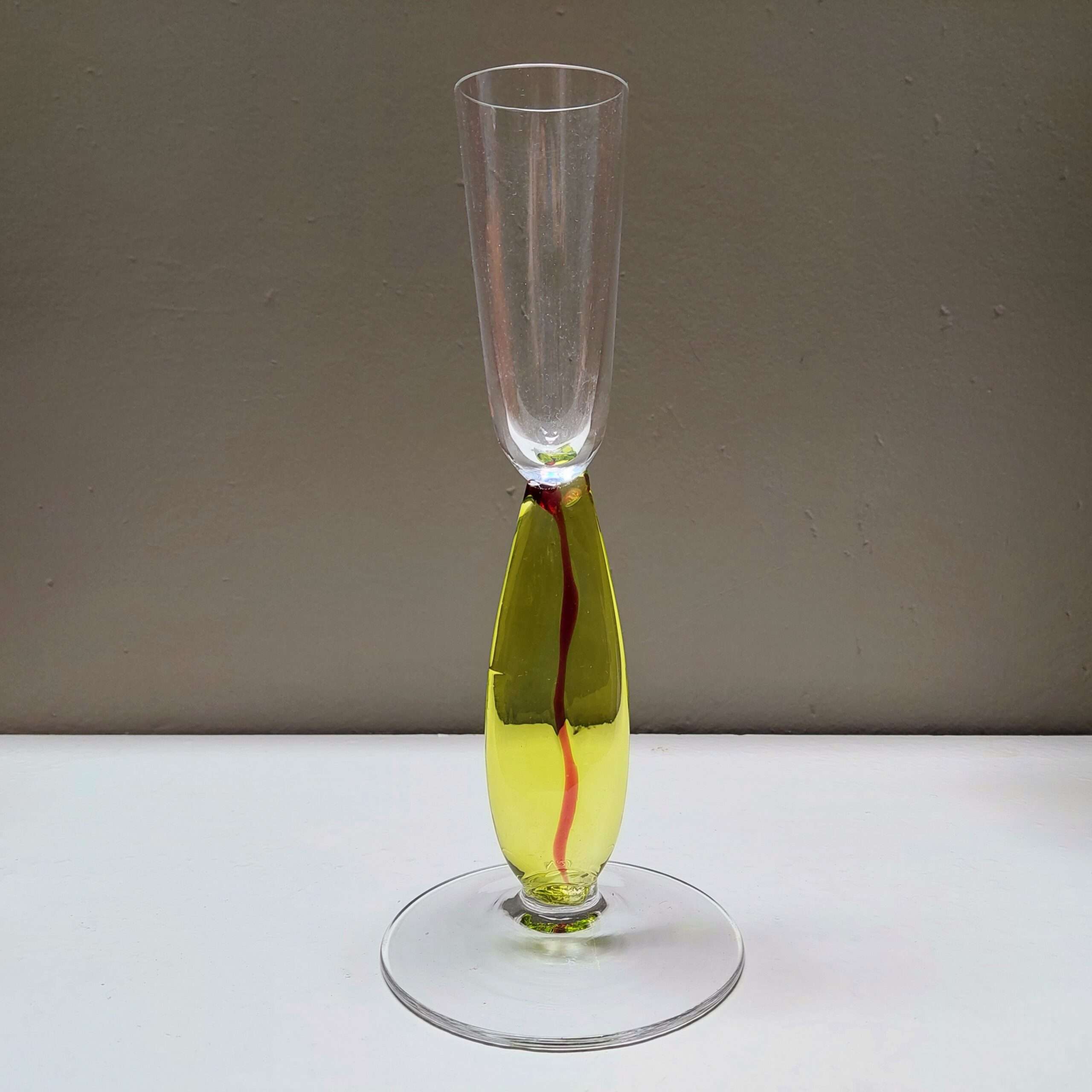 Vaso de murano em forma de taça do designer tcheco Pavel kopřiva